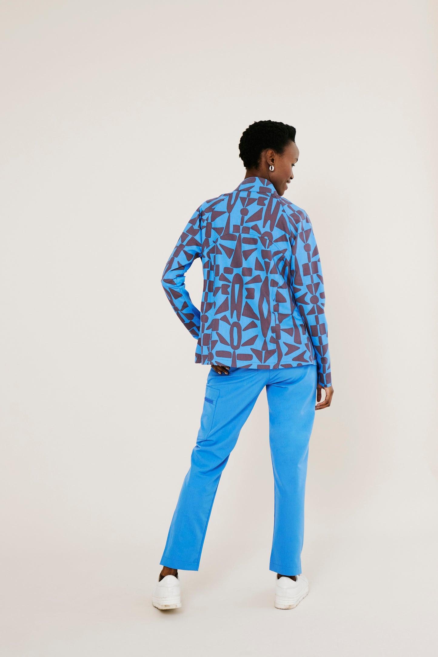 The Lilian Scrub Jacket - Makeba Print